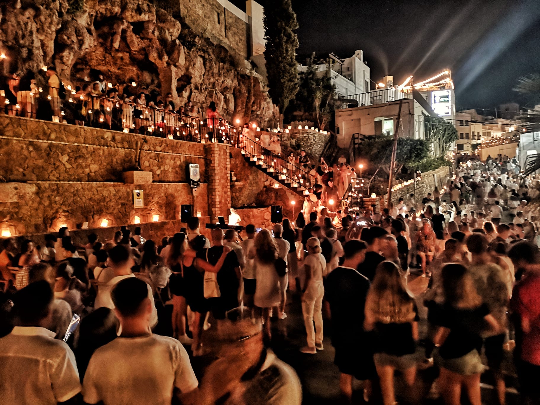 Following its forced cancellation due to the arrival of a “Dana” storm, this 30th of September Mojácar celebrates its long-awaited “Night of the Candles 2023”, one of the most special events on which, under the light of the stars, the municipality has its most magical and unforgettable offer of the whole year.